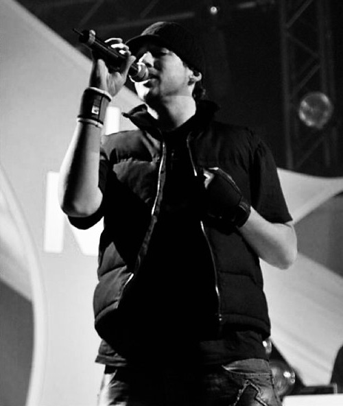 Jenson live auf der Bühne mit The Underdog Project und Toni Cottura