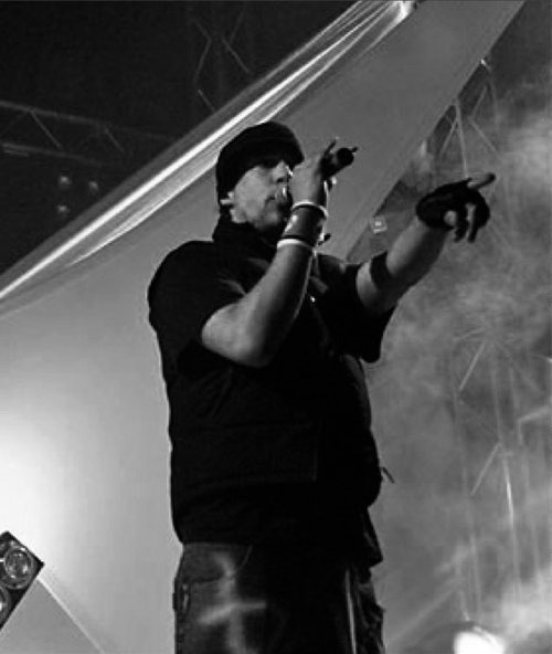 Jenson live auf der Bühne mit The Underdog Project und Toni Cottura